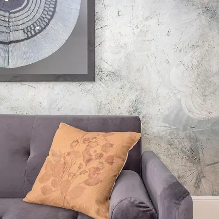 Liiiving In - Flores Design Experience Apartment *